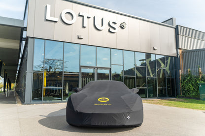 Lotus Emira autohoes voor buiten
